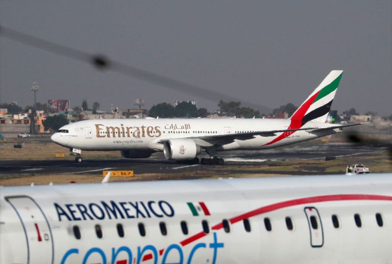 © Reuters. FILE PHOTO: Emirates Airline Boeing 777-200LR lands at Mexico City International Airport during its first route from Dubai via Barcelona to Mexico City