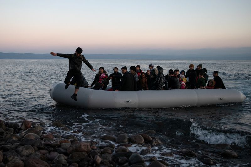غرق طفل قبالة اليونان في أول وفاة منذ أعادت تركيا فتح الحدود