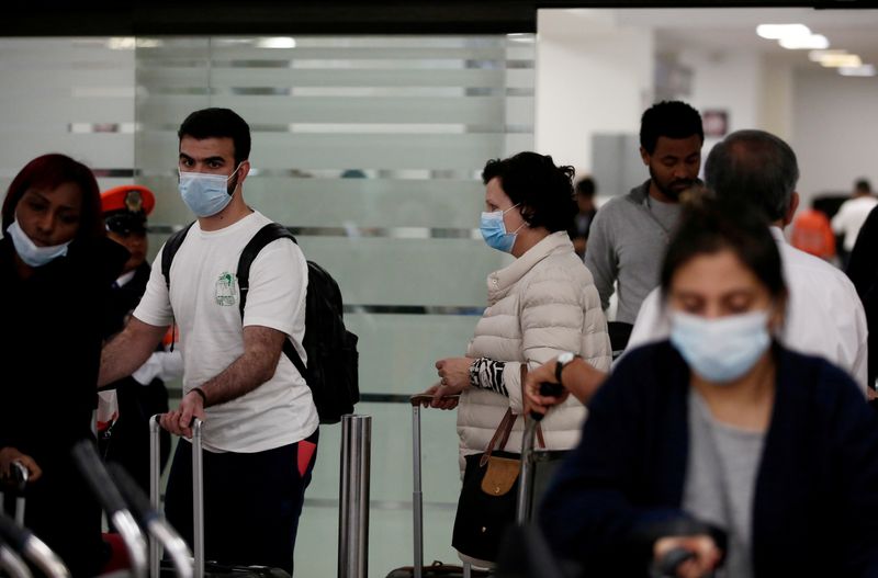 © Reuters. Pessoas com máscara em aeroporto da Cidade do México