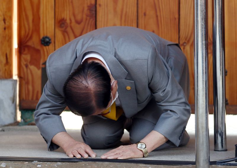 Fundador de igreja no centro do surto de coronavírus na Coreia do Sul lamenta &quot;calamidade&quot;