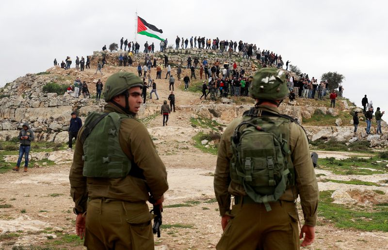 فلسطينيون يشتبكون مع مستوطنين لمنعهم من السيطرة على جبل تاريخي