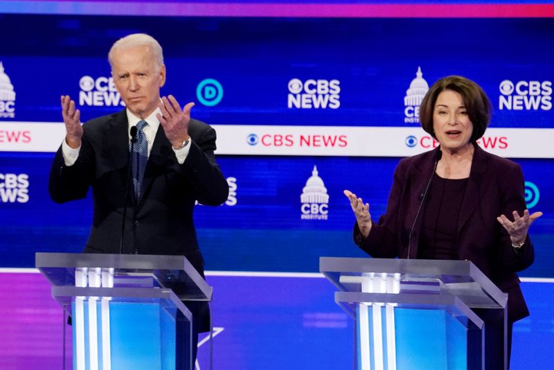 © Reuters. FILE PHOTO: Democratic 2020 U.S. presidential candidates Senator Sanders and former Vice President Biden participate in the tenth Democratic 2020 presidential debate in Charleston, South Carolina, U.S.