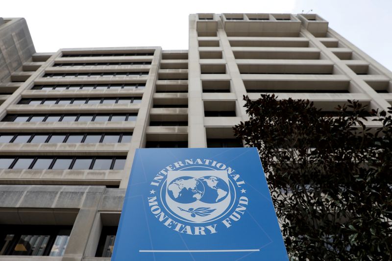 © Reuters. FILE PHOTO: The International Monetary Fund (IMF) headquarters building is seen ahead of the IMF/World Bank spring meetings in Washington