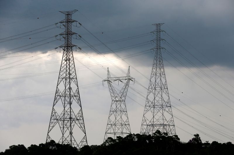 © Reuters. Torres de transmissão de energia em Diadema (SP)