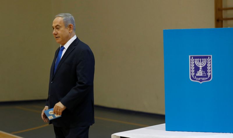 © Reuters. استطلاعات أراء الناخبين الإسرائيليين تشير إلى اقتراب نتنياهو من تحقيق الفوز