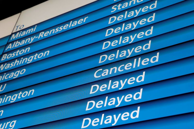 © Reuters. FILE PHOTO: The information board shows cancelled and delayed Amtrak trains at Penn Station during a winter nor'easter in New York