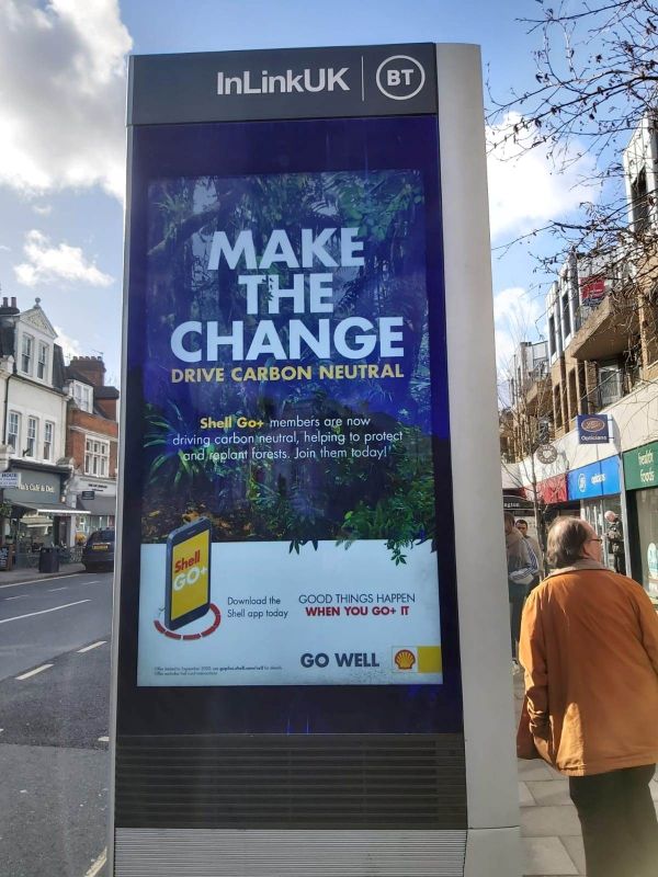 © Reuters. A digital hoarding in southwest London displays an advert for Shell?s "drive carbon neutral" campaign, which is being investigated by Britain?s ASA, in London