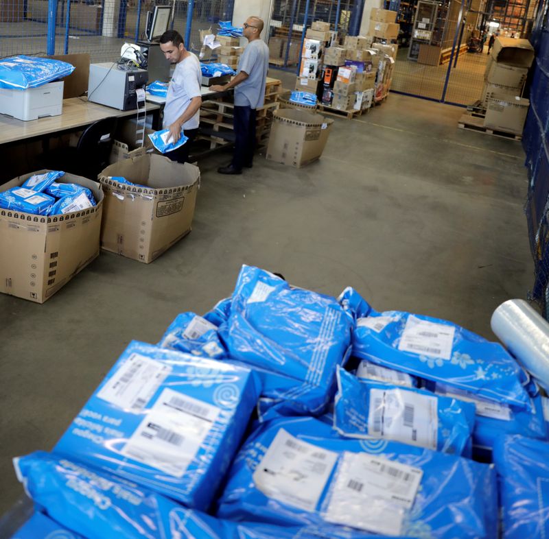© Reuters. Produtos vendidos via internet prontos para envio no centro de distribuição do Magazine Luiza, em Louveira (SP)