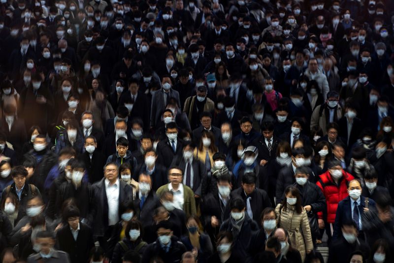 © Reuters. FOTO DE ARCHIVO: Multitudes con máscaras protectoras, después de un brote del coronavirus, se ven en la estación de Shinagawa en Tokio.