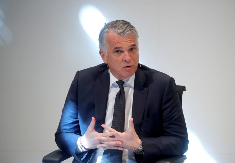 © Reuters. Swiss bank UBS CEO Sergio Ermotti addresses a news conference in Zurich