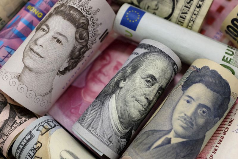 © Reuters. FOTO DE ARCHIVO: Los billetes de euro, dólar de Hong Kong, dólar estadounidense, yen japonés, libra esterlina y 100 yuanes chinos se ven en esta ilustración, en Beijing