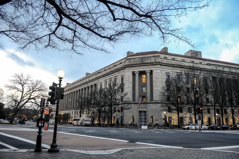 © Reuters. The U.S. Department of Justice building is bathed in morning light at sunrise in Washington