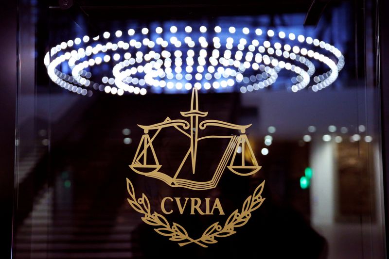 © Reuters. El logotipo del Tribunal de Justicia Europeo  fuera de la sala principal del tribunal en Luxemburgo el 26 de enero de 2017