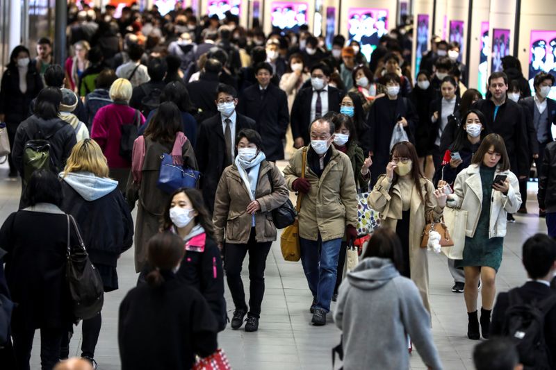 © Reuters. Crowds wearing protective masks, following the outbreak of the coronavirus, are seen at the Shinjuku station in Tokyo