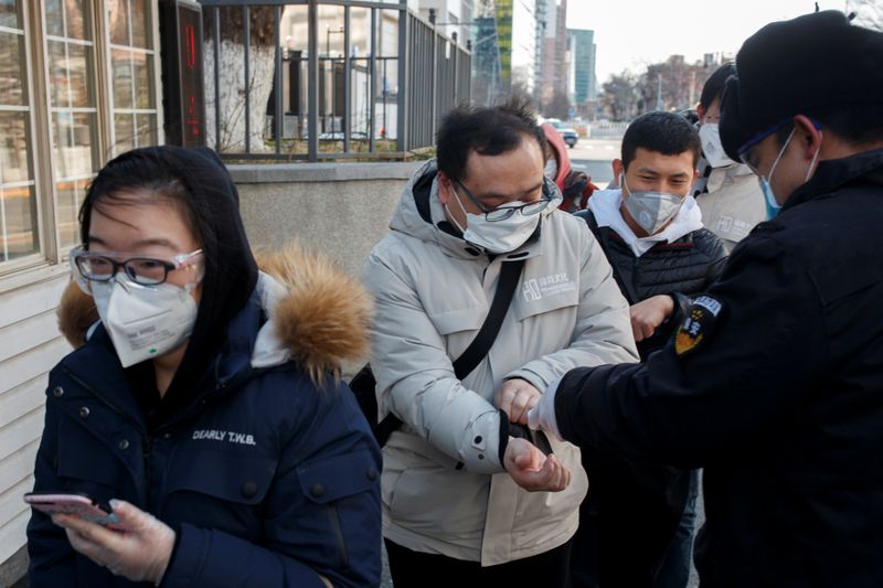 Los médicos chinos piden criterios de alta más estrictos tras la aparición de nuevos positivos por coronavirus