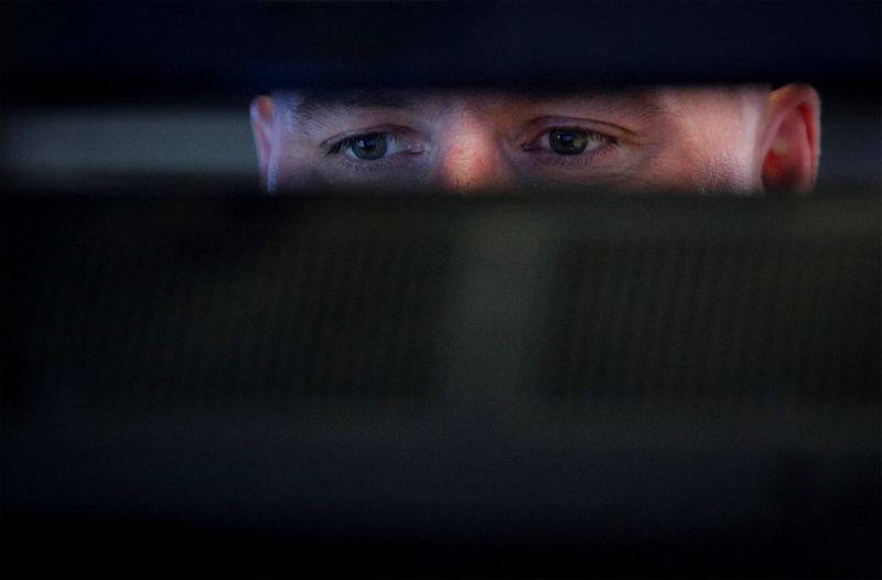© Reuters. Un operador trabaja en el parqué de la Bolsa de Nueva York.
