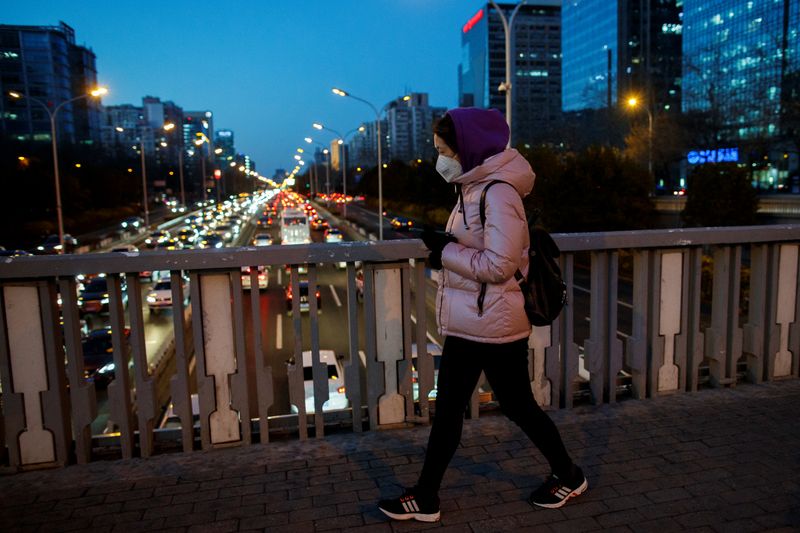 © Reuters. Mulher com máscara de proteção em Pequim
