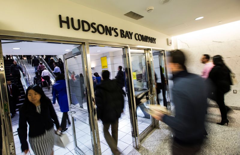 © Reuters. People walk into the Hudson's Bay Company (HBC) flagship department store in Toronto