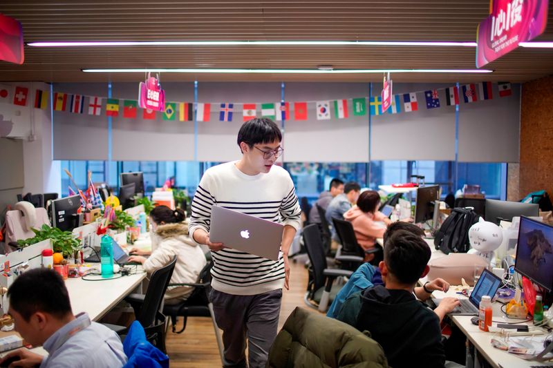 © Reuters. FILE PHOTO: Employees work at AliExpress office at the Alibaba company's headquarters in Hangzhou