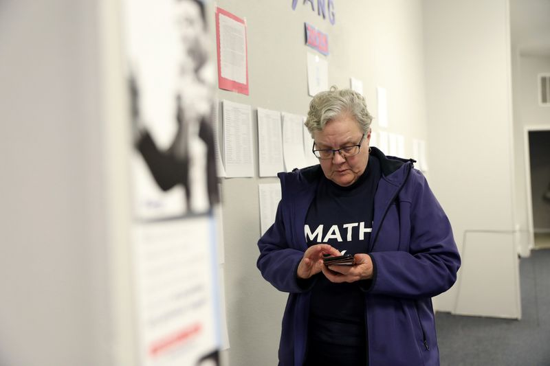 © Reuters. Volunteers prepare for the Iowa Caucus at a field office for Democratic 2020 U.S. presidential candidate Andrew Yang in Waterloo