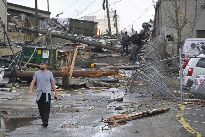 Tornado &quot;muito forte&quot; atinge Nashville e mata ao menos 9