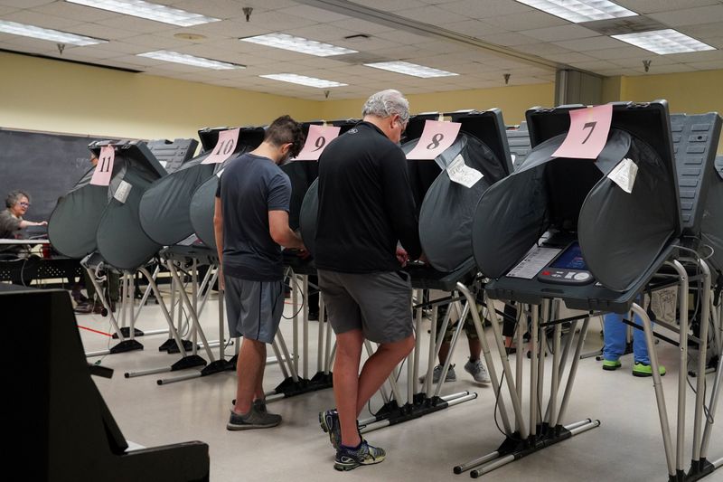 © Reuters. Voters cast their ballot in the Democratic primary in Houston