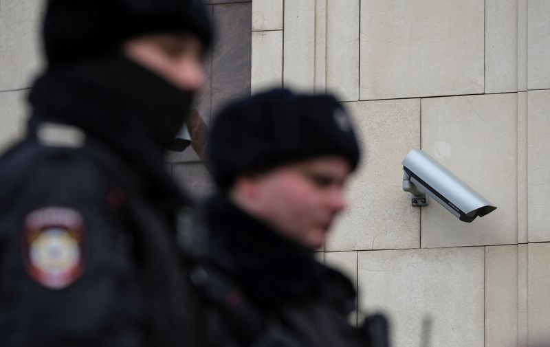 © Reuters. Policiais próximos a câmera de vigilância em Moscou, Rússia