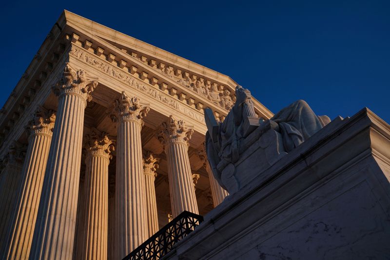© Reuters. FILE PHOTO: Supreme Court Building