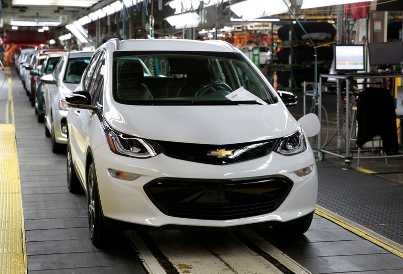 © Reuters. FILE PHOTO: A 2018 Chevrolet Bolt EV vehicle is seen on the assembly line at General Motors Orion Assembly in Lake Orion, Michigan,