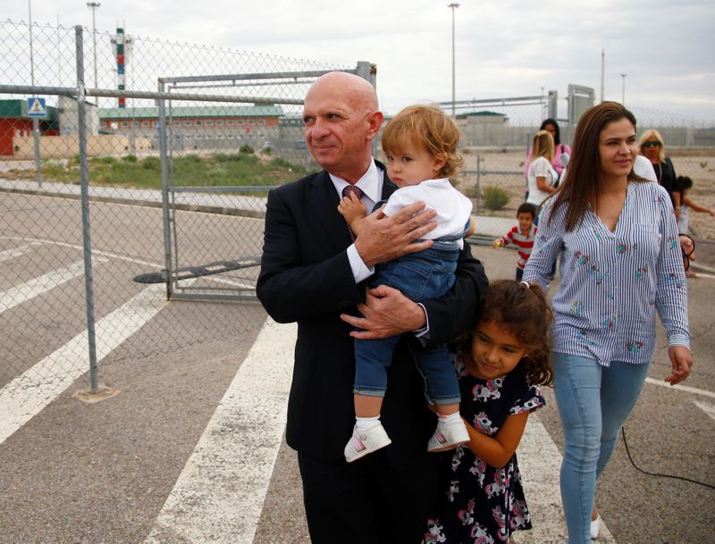 © Reuters. FOTO DE ARCHIVO. El exjefe de inteligencia venezolano Hugo Carvajal sostiene a uno de sus hijos mientras sale de la prisión española de Estremera