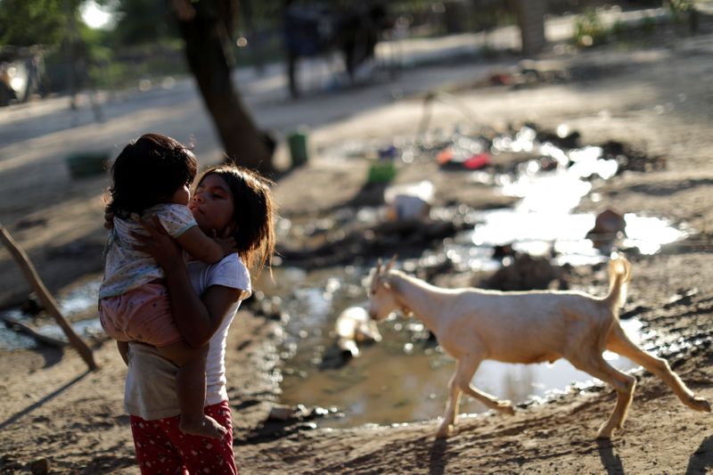 © Reuters. Crianças da comunidade indígena de Wichi, na província argentina de Salto