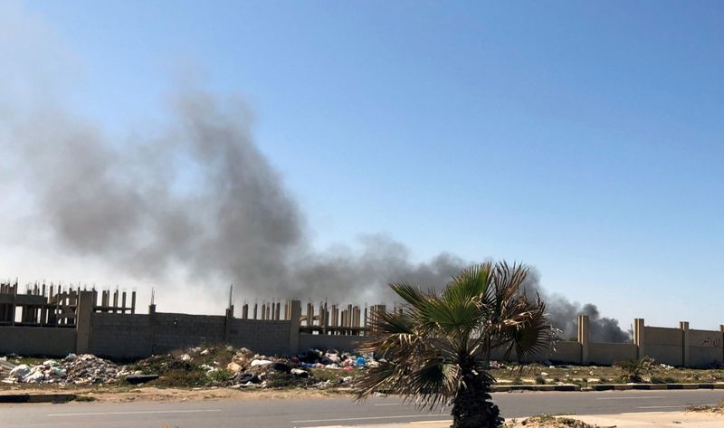 ليبيا تحول الرحلات الجوية من طرابلس إلى مصراتة وسط قصف مكثف