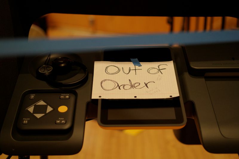 © Reuters. An electronic voting machine that is out of order is seen during Super Tuesday elections in Los Angeles