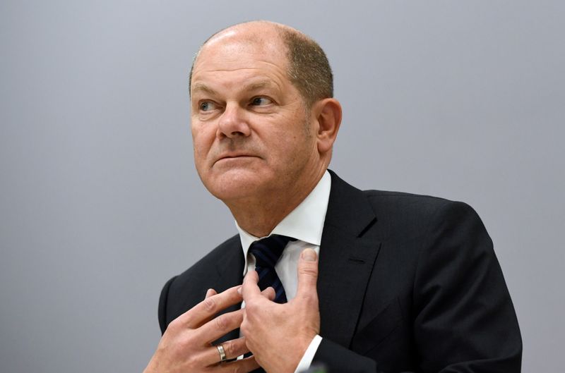 © Reuters. FOTO DE ARCHIVO: El ministro de Hacienda alemán, Scholz, habla durante una entrevista con Reuters en Berlín.