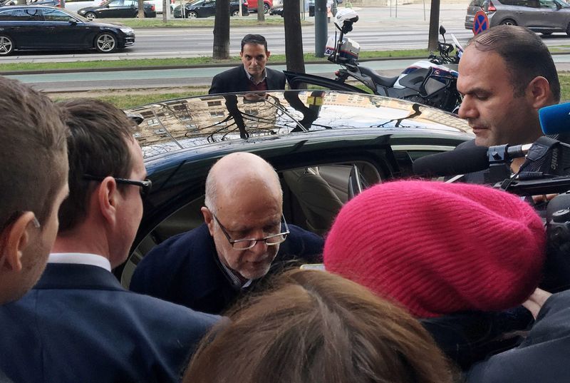 © Reuters. A group of journalists gather around Iranian Oil Minister Bijan Zanganeh as he arrives at the Palais Hansen Kempinski hotel, Vienna