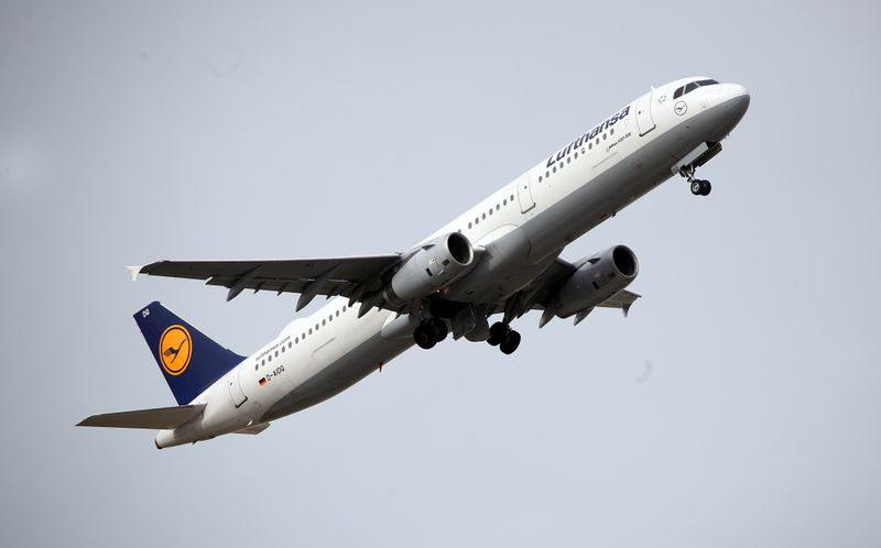 © Reuters. An Airplane of German carrier Lufthansa takes off at Munich international airport