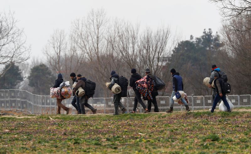 © Reuters. اليونان: شرطة تركيا تطلق الغاز المسيل للدموع لدفع المهاجرين لعبور الحدود