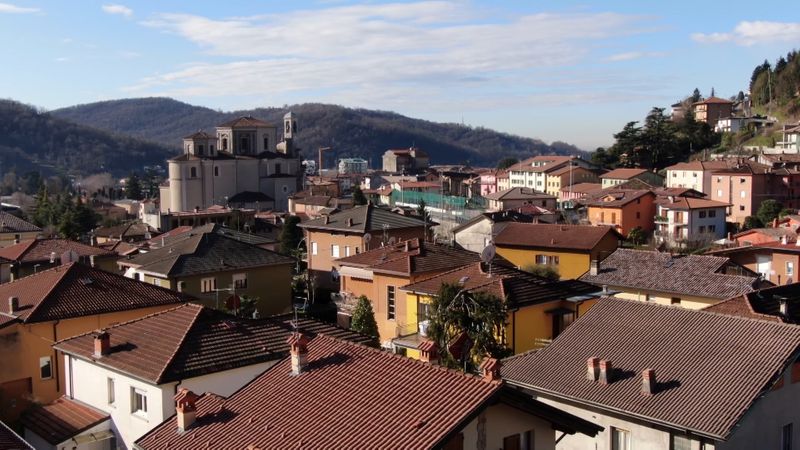 © Reuters. Cidade de Nembro, na província de Bergamo, onde a Itália considera estabelecer uma nova região de quarentana