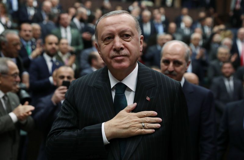 © Reuters. تبادل اللكمات في البرلمان التركي بعد انتقاد نائب معارض لأردوغان