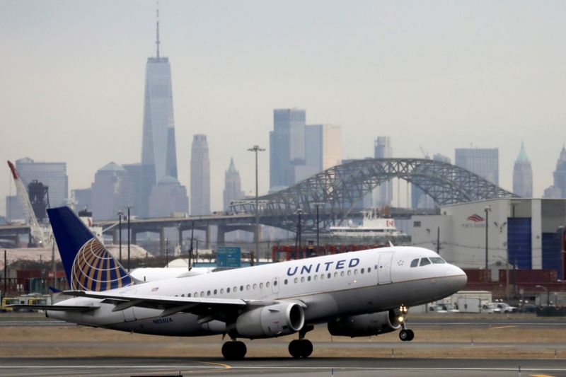 © Reuters. A United Airlines passenger jet takes off with New York City as a backdrop