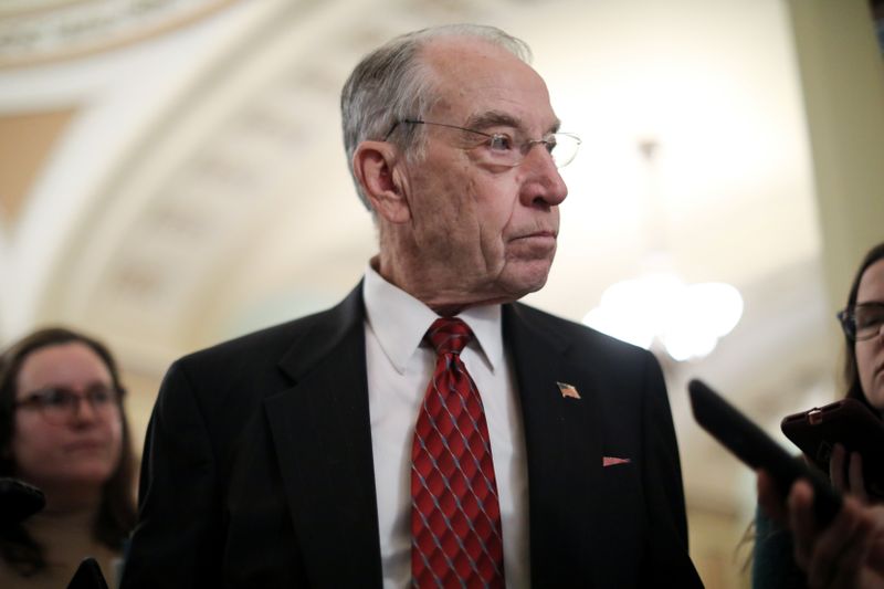 © Reuters. FILE PHOTO: U.S. Senator Grassley speaks to reporters at the U.S. Capitol in Washington