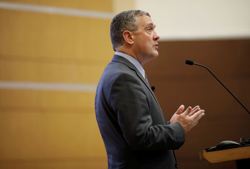 © Reuters. FILE PHOTO: St. Louis Federal Reserve Bank President James Bullard speaks at a public lecture in Singapore