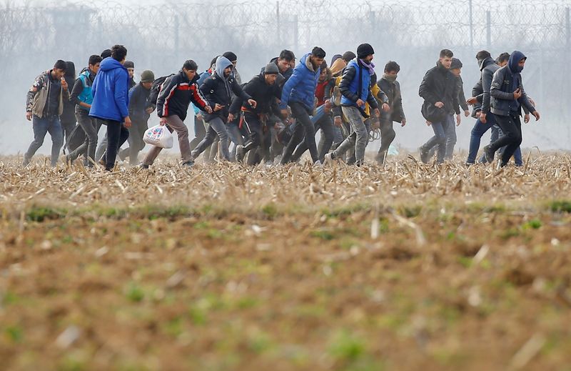 © Reuters. وزير: تركيا تنشر 1000 شرطي على الحدود مع اليونان لمنع عودة المهاجرين