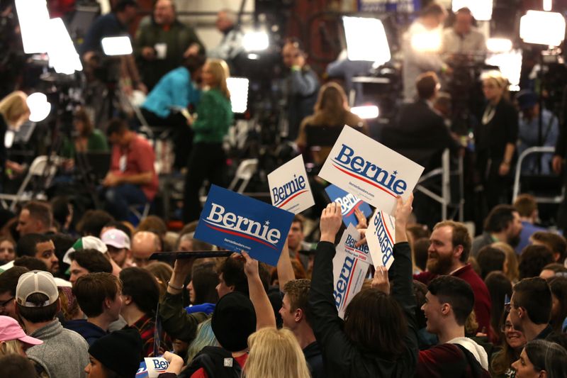 © Reuters. FILE PHOTO: Supporters of U.S. Democratic presidential candidate Bernie Sanders at his Super Tuesday election night rally in Essex Junction