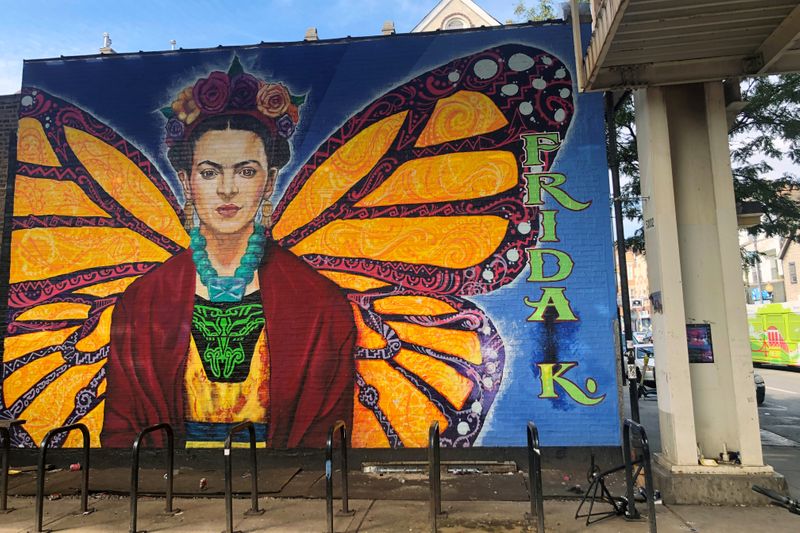 © Reuters. Mural of Mexican artist Frida Kahlo is pictured in the Pilsen neighborhood of Chicago