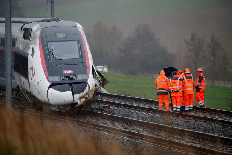 © Reuters. إصابة 22 بعد خروج قطار فائق السرعة عن مساره بشرق فرنسا