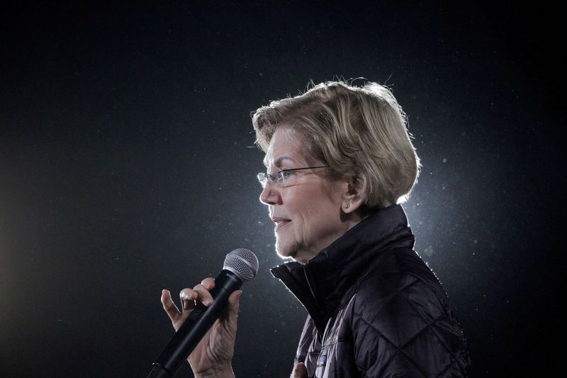 © Reuters. FILE PHOTO: U.S. Democratic presidential candidate Senator Elizabeth Warren speaks during a campaign town hall event at the Clark County Government Center Amphitheater in Las Vegas