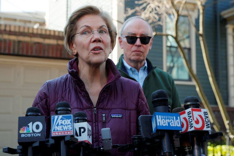 Warren desiste de corrida presidencial dos EUA; Biden e Sanders agravam guerra de palavras