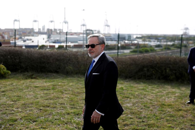 © Reuters. FILE PHOTO: U.S. Secretary of Energy Dan Brouillette visits the LNG (liquefied natural gas) terminal at the port of Sines