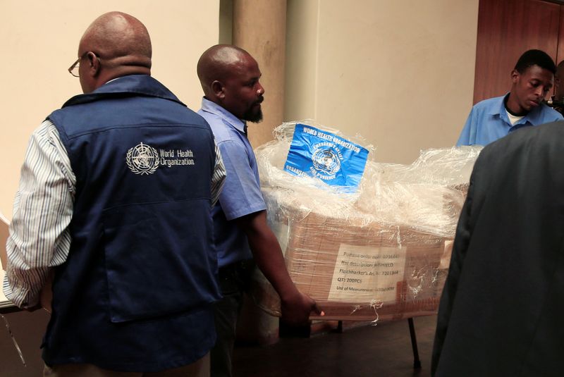 © Reuters. Foto del jueves de trabajadores de salud de Zimbabwe tras recibir una donación mientras se preparan para posibles casos de coronavirus en  Harare